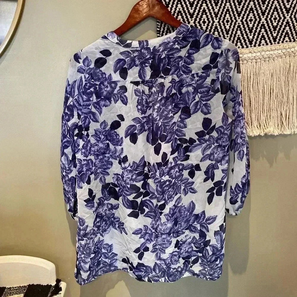 A PEA IN THE POD MATERNITY FLORAL BLUE SHEAR TOP SIZE SMALL - Picture 3 of 4